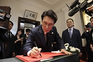 중국을 방문 중인 김민석 국무총리가 6월 24일(현지시간) 안중근 의사에게 사형을 선고한 중국 랴오닝성 다롄 관동법원을 방문, 안 의사의 영정사진 앞에 헌화 및 묵념을 하고 있다.