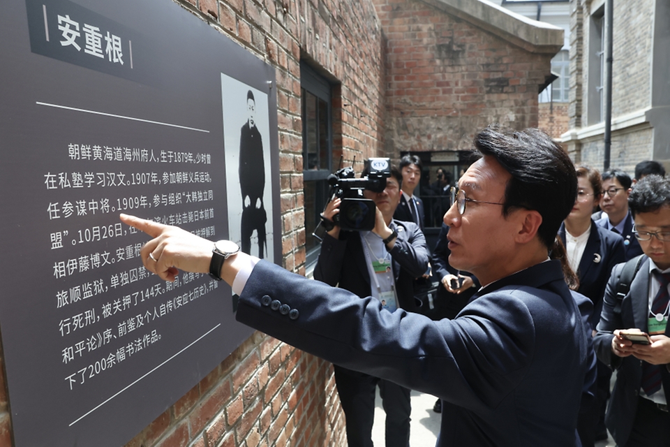 중국을 방문 중인 김민석 국무총리가 6월 24일(현지 시간) 안중근 의사가 수감됐던 중국 랴오닝성 다롄 뤼순감옥을 방문, 시설을 둘러보고 안중근 의사의 유언문구를 살펴보고 있다.