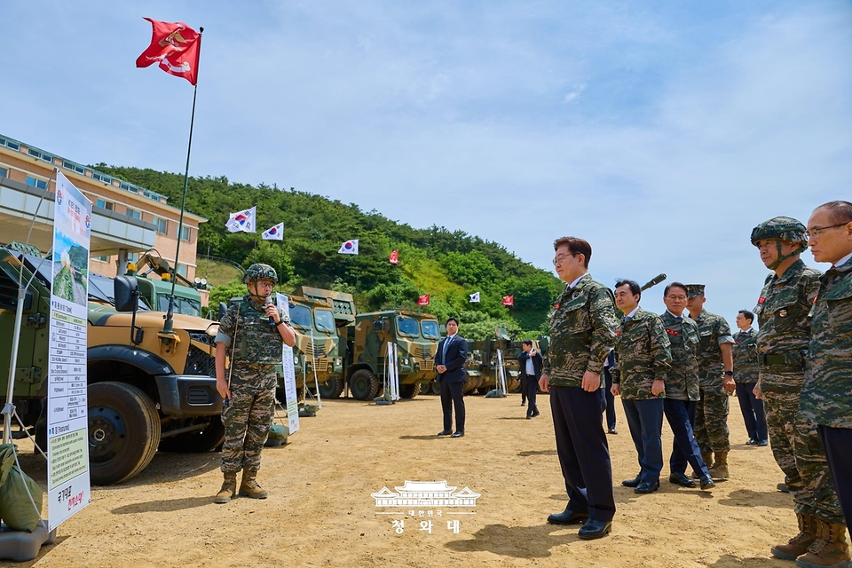 이재명 대통령이 6월 24일 인천시 옹진군 해병대 연평부대에서 화력장비를 시찰하고 있다.