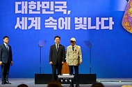 이재명 대통령이 6월 25일 수원컨벤션센터에서 열린 6·25전쟁 제76주년 기념식에서 비정규군 공로자 이영복 씨에게 화랑무공훈장을 수여한 후 기념촬영을 하고 있다.