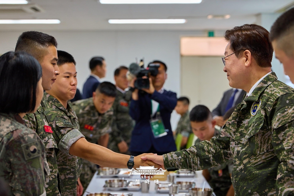 이재명 대통령이 6월 24일 인천시 옹진군 해병대 연평부대에서 열린 장병들과의 오찬에서 장병들과 인사하고 있다.