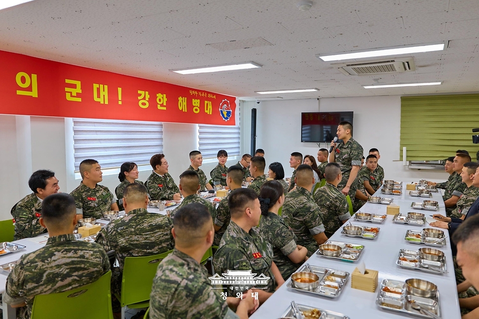 이재명 대통령이 6월 24일 인천시 옹진군 해병대 연평부대에서 열린 장병들과의 오찬에서 한 장병의 발언을 듣고 있다.