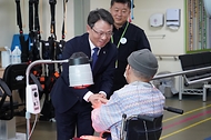 박은식 산림청장이 6월 24일 경기도 남양주시 별내동 남양주보훈요양원을 방문해 위문품을 전달한 뒤 입원환자분들을 위로하고 있다.