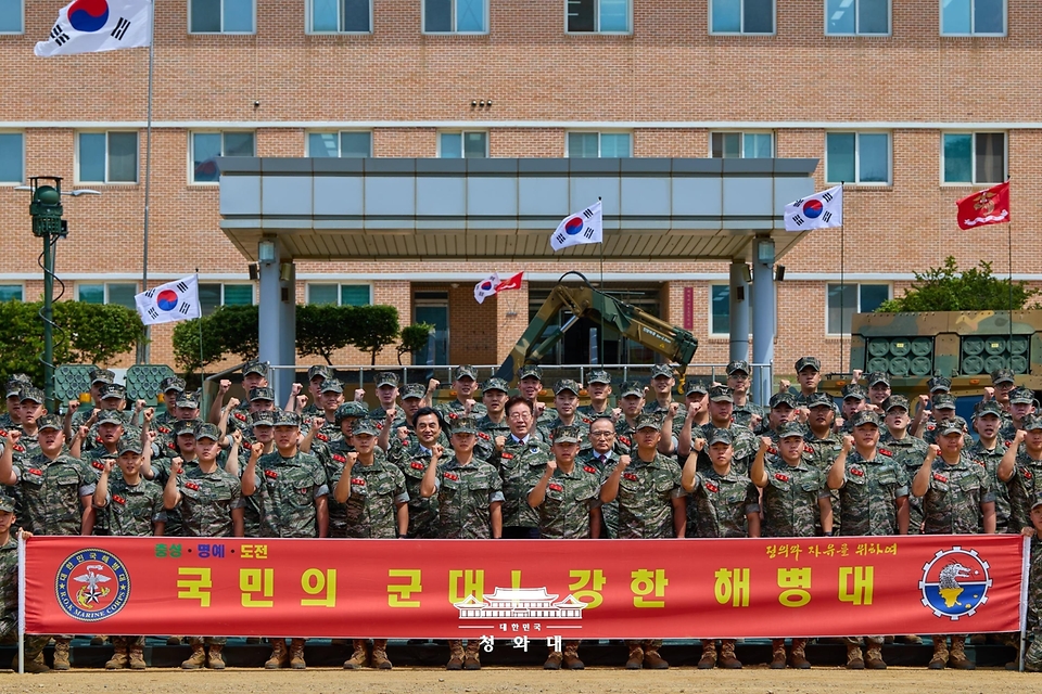 이재명 대통령이 6월 24일 인천시 옹진군 해병대 연평부대에서 장병들과 기념 촬영을 하고 있다.