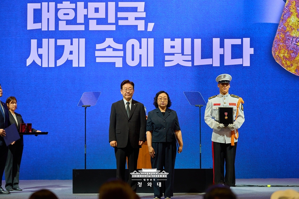 이재명 대통령이 6월 25일 수원컨벤션센터에서 열린 6·25전쟁 제76주년 기념식에서 훈장을 수여한 후 기념촬영을 하고 있다.