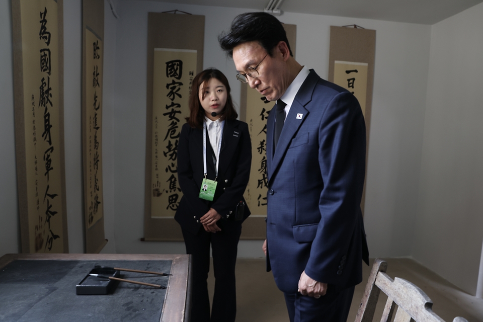 중국을 방문 중인 김민석 국무총리가 6월 24일(현지 시간) 안중근 의사가 수감됐던 중국 랴오닝성 다롄 뤼순감옥을 방문, 시설을 둘러보고 안중근 의사의 유언문구를 살펴보고 있다.