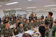 이재명 대통령이 6월 24일 인천시 옹진군 해병대 연평부대에서 열린 장병들과의 오찬에서 격려사를 하고 있다.