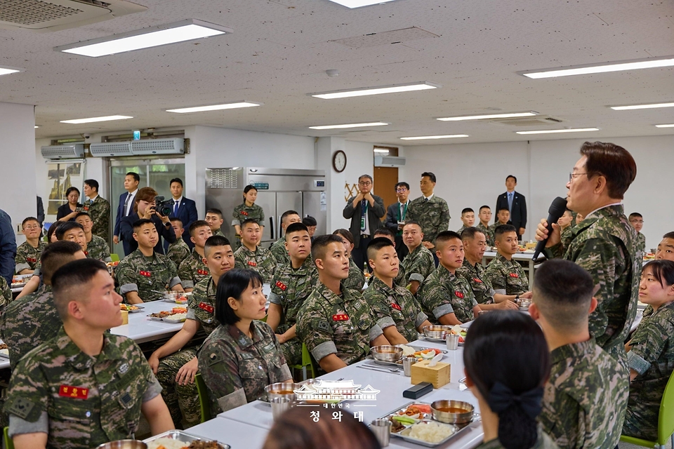이재명 대통령이 6월 24일 인천시 옹진군 해병대 연평부대에서 열린 장병들과의 오찬에서 격려사를 하고 있다.