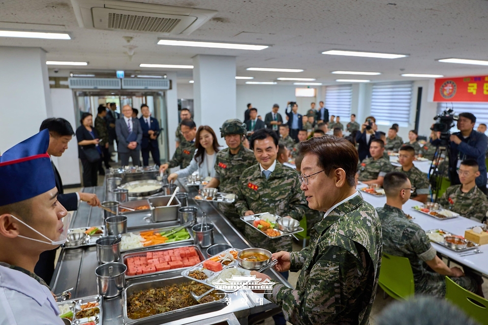이재명 대통령이 6월 24일 인천시 옹진군 해병대 연평부대에서 열린 장병들과의 오찬에서 식판에 음식을 담고 있다.
