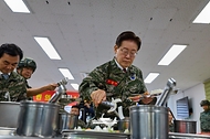 이재명 대통령이 6월 24일 인천시 옹진군 해병대 연평부대에서 열린 장병들과의 오찬에서 식판에 음식을 담고 있다.