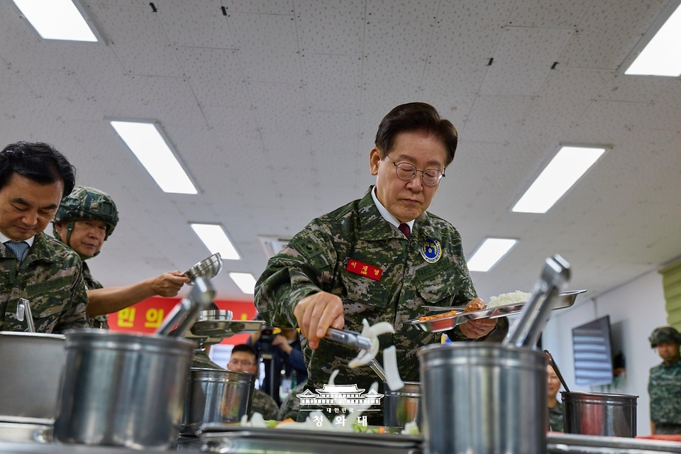 이재명 대통령이 6월 24일 인천시 옹진군 해병대 연평부대에서 열린 장병들과의 오찬에서 식판에 음식을 담고 있다.