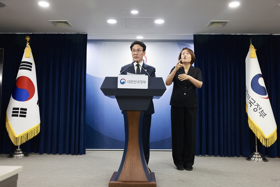 김민석 국무총리가 6월 25일 세종대로 정부서울청사에서 현안 관련 브리핑을 하고 있다.