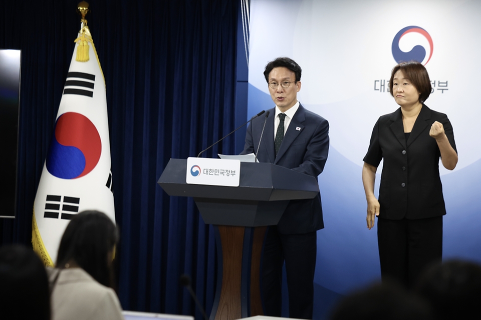 김민석 국무총리가 6월 25일 세종대로 정부서울청사에서 현안 관련 브리핑을 하고 있다.