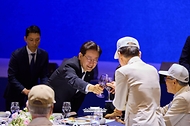 이재명 대통령이 6월 25일 수원컨벤션센터에서 열린 6·25전쟁 참전유공자 위로연에서 건배하고 있다.