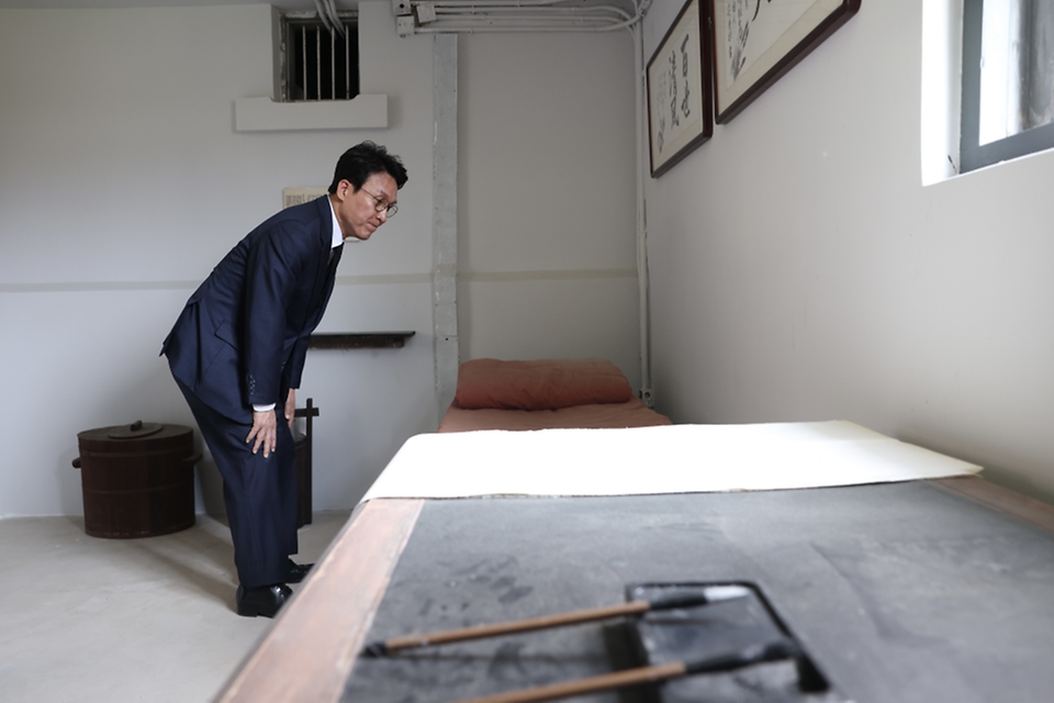 중국을 방문 중인 김민석 국무총리가 6월 24일(현지 시간) 안중근 의사가 수감됐던 중국 랴오닝성 다롄 뤼순감옥을 방문, 시설을 둘러보고 안중근 의사의 유언문구를 살펴보고 있다.