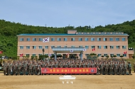 이재명 대통령이 6월 24일 인천시 옹진군 해병대 연평부대에서 장병들과 기념 촬영을 하고 있다.