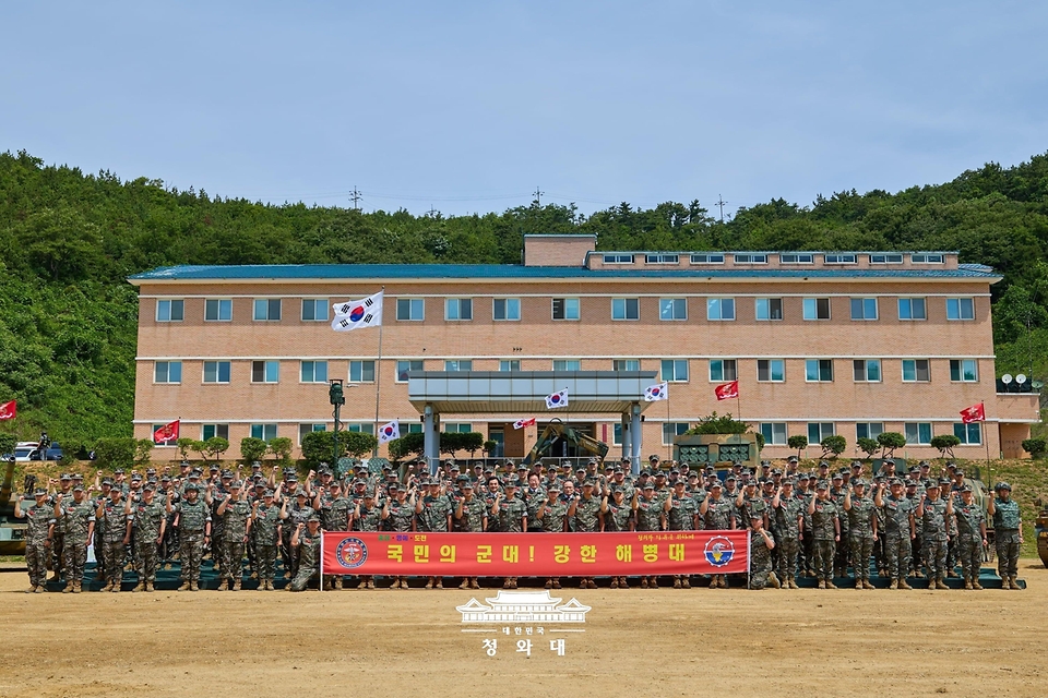 이재명 대통령이 6월 24일 인천시 옹진군 해병대 연평부대에서 장병들과 기념 촬영을 하고 있다.
