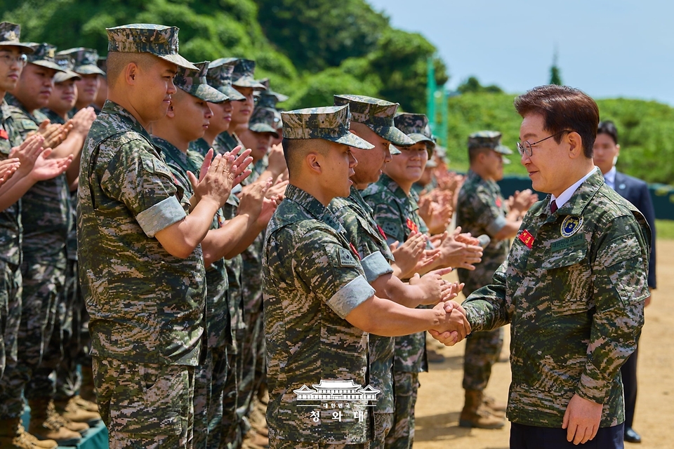 이재명 대통령이 6월 24일 인천시 옹진군 해병대 연평부대에서 장병들과 인사하고 있다.