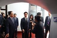 중국을 방문 중인 김민석 국무총리가 6월 24일(현지시간) 안중근 의사에게 사형을 선고한 중국 랴오닝성 다롄 관동법원을 방문, 안 의사의 영정사진 앞에 헌화 및 묵념을 하고 있다.