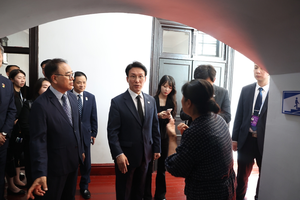 중국을 방문 중인 김민석 국무총리가 6월 24일(현지시간) 안중근 의사에게 사형을 선고한 중국 랴오닝성 다롄 관동법원을 방문, 안 의사의 영정사진 앞에 헌화 및 묵념을 하고 있다.