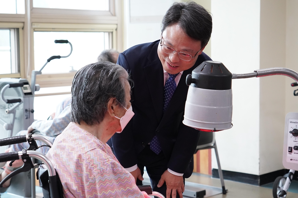 박은식 산림청장이 6월 24일 경기도 남양주시 별내동 남양주보훈요양원을 방문해 위문품을 전달한 뒤 입원환자분들을 위로하고 있다.