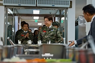 이재명 대통령이 6월 24일 인천시 옹진군 해병대 연평부대에서 열린 장병들과의 오찬을 위해 식당에 입장하고 있다.