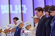 이재명 대통령과 김혜경 여사가 6월 25일 수원컨벤션센터에서 열린 6·25전쟁 제76주년 기념식에서 호국영령에 대한 묵념을 하고 있다.