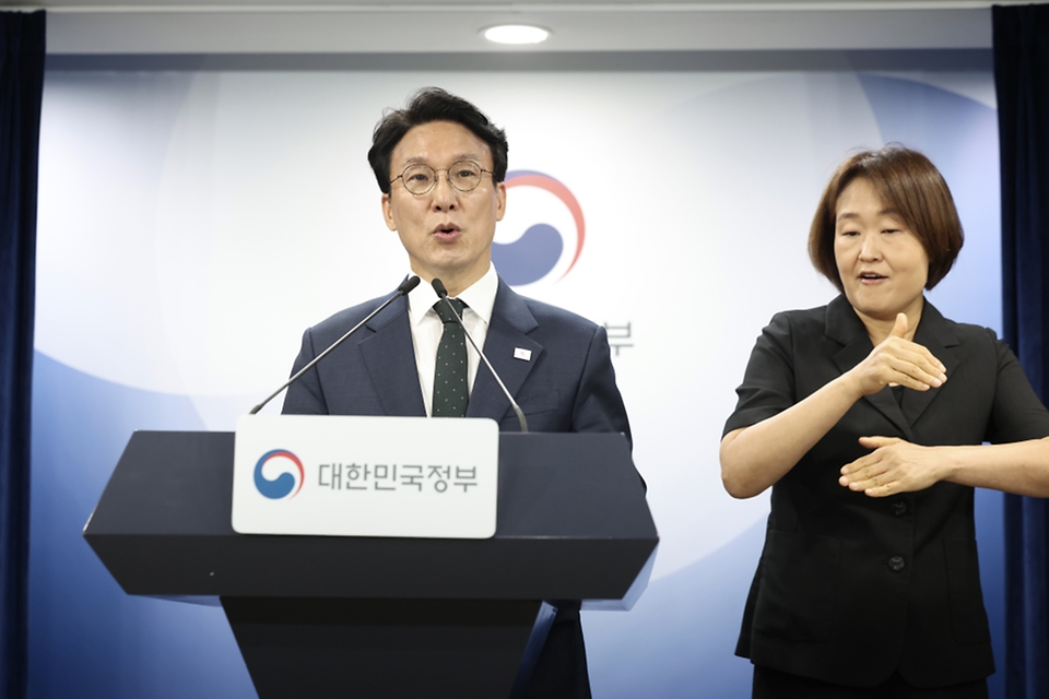 김민석 국무총리가 6월 25일 세종대로 정부서울청사에서 현안 관련 브리핑을 하고 있다.