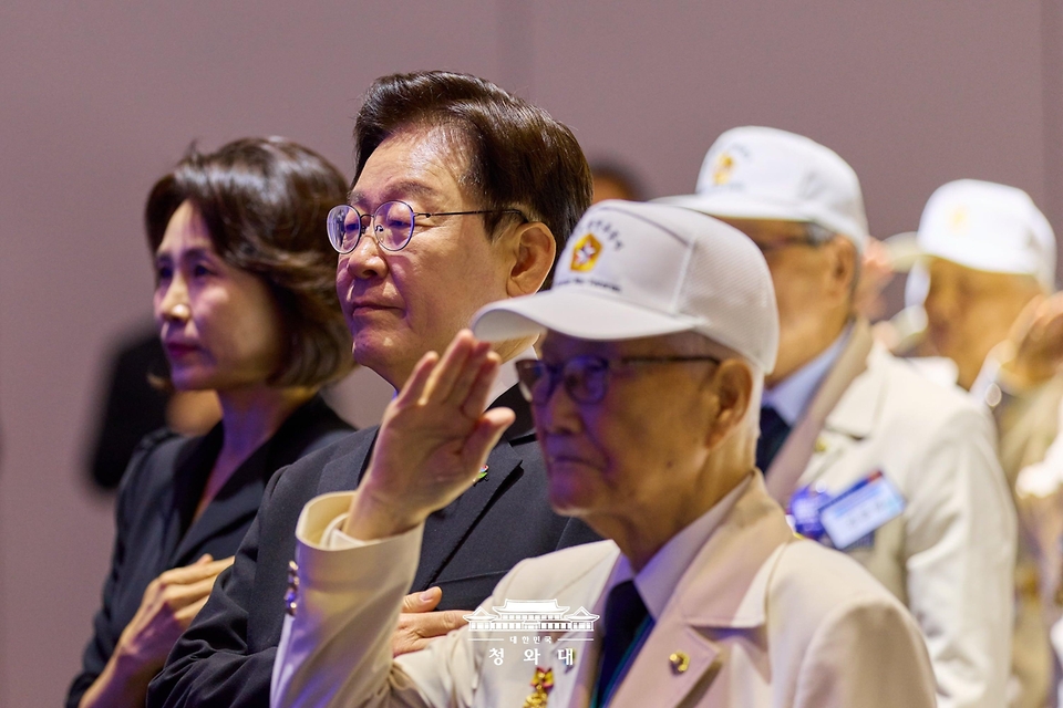 이재명 대통령과 김혜경 여사가 6월 25일 수원컨벤션센터에서 열린 6·25전쟁 참전유공자 위로연에서 국민의례를 하고 있다.