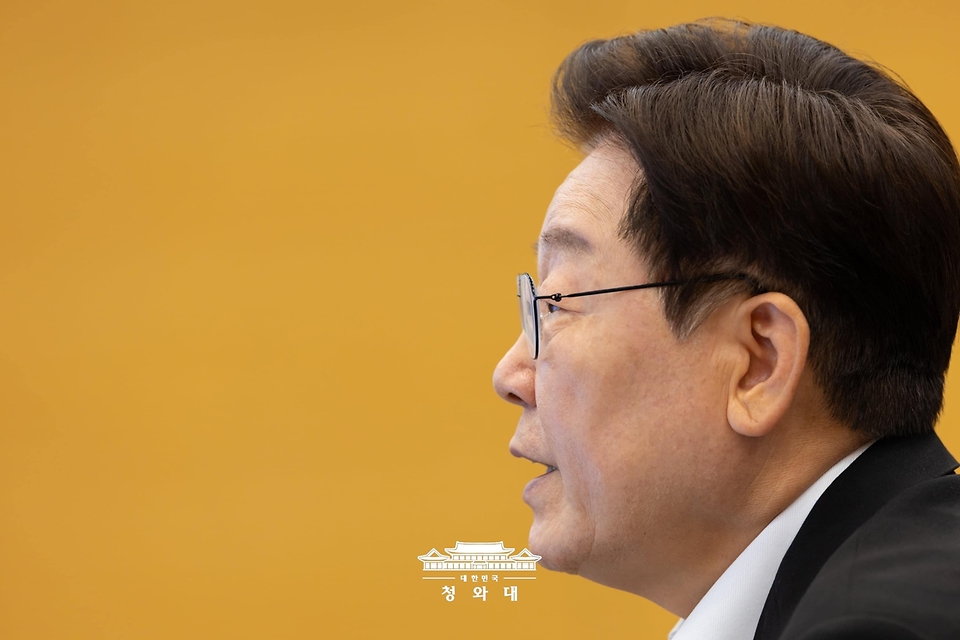 이재명 대통령이 6월 25일 청와대에서 열린 수석보좌관회의에서 발언하고 있다.