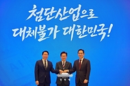 이재명 대통령과 이재용 삼성전자 회장, 최태원 SK그룹 회장이 6월 29일 청와대에서 열린 3대 메가프로젝트 국민보고회에서 기업 투자계획 발표 후 손을 잡고 있다.