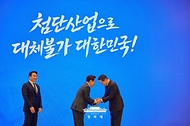 이재명 대통령이 6월 29일 청와대에서 열린 3대 메가프로젝트 국민보고회에서 기업 투자계획 발표 후 이재용 삼성전자 회장과 악수하고 있다. 
