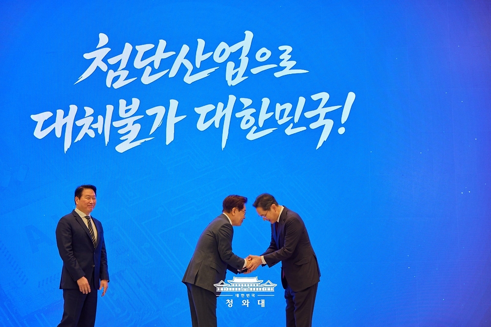 이재명 대통령이 6월 29일 청와대에서 열린 3대 메가프로젝트 국민보고회에서 기업 투자계획 발표 후 이재용 삼성전자 회장과 악수하고 있다. 