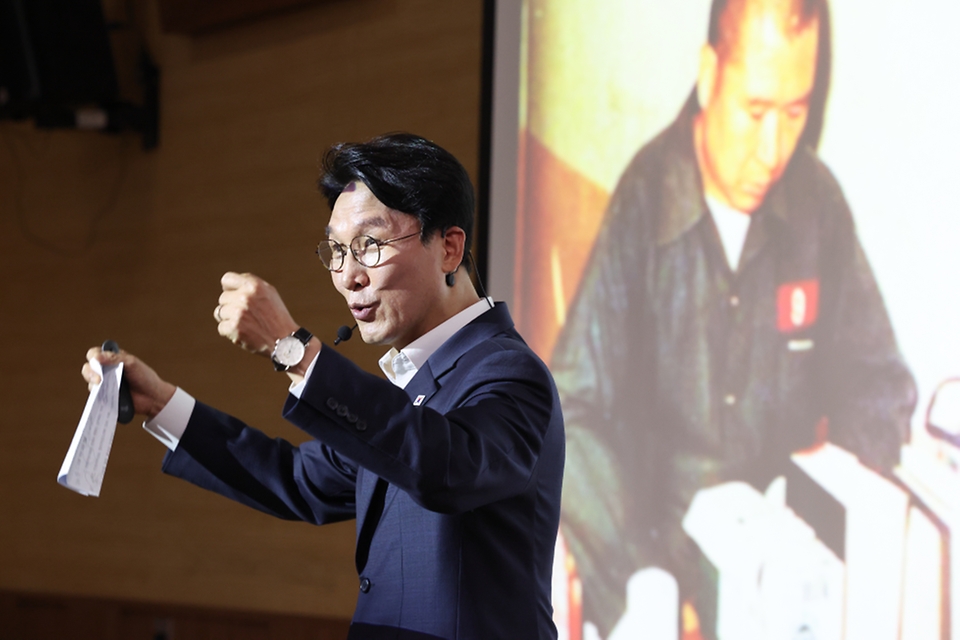 김민석 국무총리가 6월 26일 광주 김대중컨벤션센터에서 김대중정치학교 주최로 열린 '청년리더십학교 워크숍'에서 '청년 정치인을 위한 DJ 정치론'을 주제로 특강을 하고 있다.