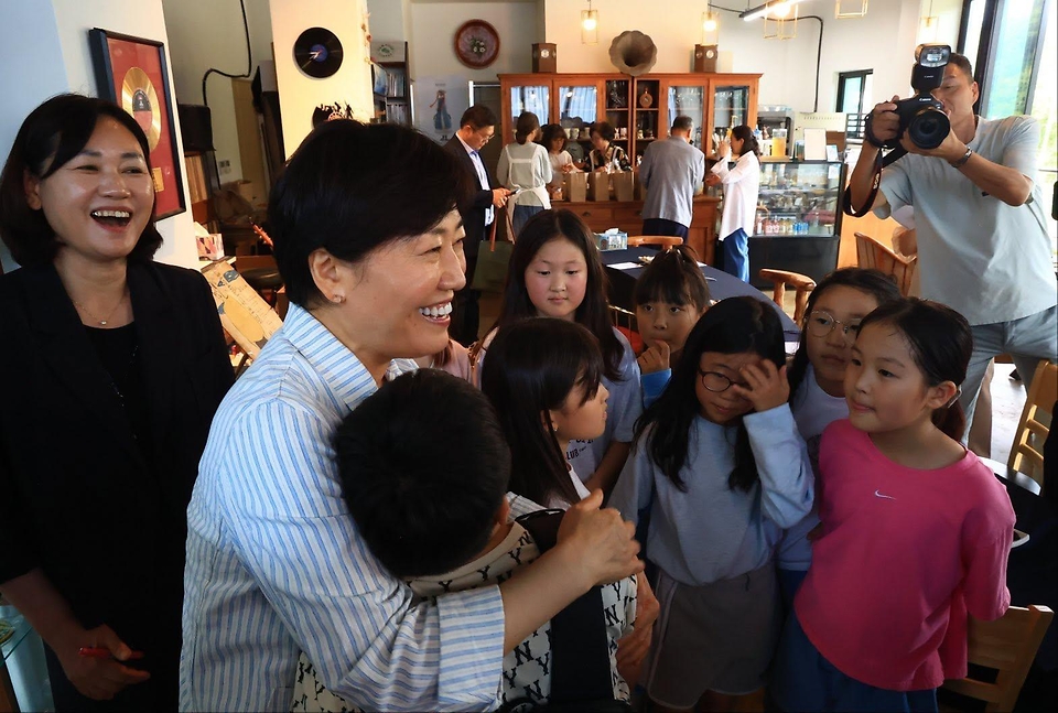 송미령 농림축산식품부 장관이 6월 25일 곡성군 죽곡면을 찾아 현장 간담회를 개최하고 농어촌 기본소득 활용 사례와 지역공동체 활성화 추진 상황을 점검하고 있다. 이후 고달면을 방문해 현장의 불편사항을 청취하고 주민들과 소통의 시간을 갖고 있다.