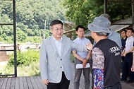 윤호중 행정안전부 장관이 6월 28일 경기도 양평군 광탄유원지를 방문해 여름철 물놀이 수상 안전관리 요원 배치 등 안전시설 관리실태 현장을 불시 점검하고 있다.