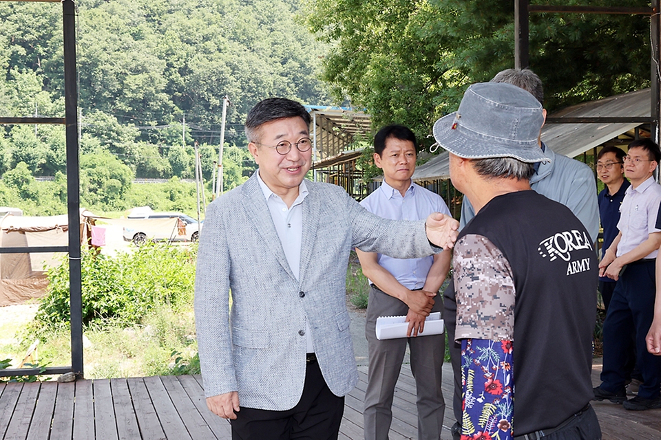 윤호중 행정안전부 장관이 6월 28일 경기도 양평군 광탄유원지를 방문해 여름철 물놀이 수상 안전관리 요원 배치 등 안전시설 관리실태 현장을 불시 점검하고 있다.