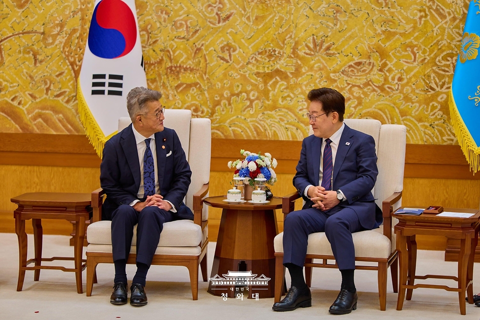 이재명 대통령이 6월 26일 청와대에서 다케다 료타 일한의원연맹 회장을 접견하고 있다.