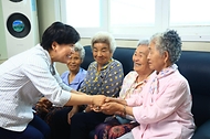 송미령 농림축산식품부 장관이 6월 25일 곡성군 죽곡면을 찾아 현장 간담회를 개최하고 농어촌 기본소득 활용 사례와 지역공동체 활성화 추진 상황을 점검하고 있다. 이후 고달면을 방문해 현장의 불편사항을 청취하고 주민들과 소통의 시간을 갖고 있다.