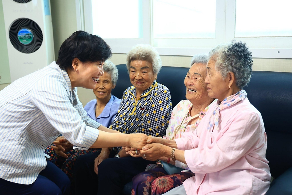 송미령 농림축산식품부 장관이 6월 25일 곡성군 죽곡면을 찾아 현장 간담회를 개최하고 농어촌 기본소득 활용 사례와 지역공동체 활성화 추진 상황을 점검하고 있다. 이후 고달면을 방문해 현장의 불편사항을 청취하고 주민들과 소통의 시간을 갖고 있다.