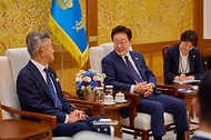 이재명 대통령이 6월 26일 청와대에서 다케다 료타 일한의원연맹 회장을 접견하고 있다.
