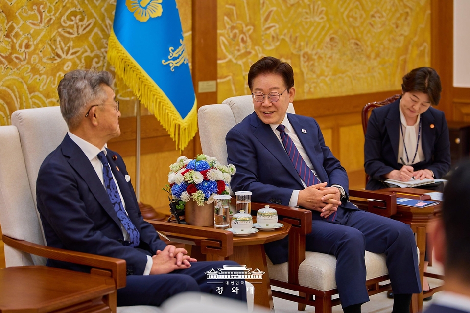 이재명 대통령이 6월 26일 청와대에서 다케다 료타 일한의원연맹 회장을 접견하고 있다.