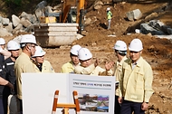 박은식 산림청장이 6월 26일 경남 산청군 단성면 산사태 피해 복구현장을 찾아 추진상황을 점검하고 있다.