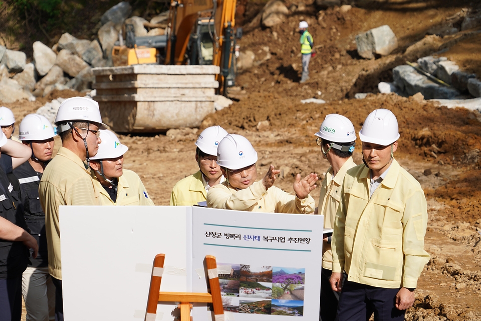 박은식 산림청장이 6월 26일 경남 산청군 단성면 산사태 피해 복구현장을 찾아 추진상황을 점검하고 있다.