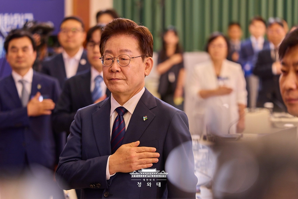 이재명 대통령이 6월 26일 청와대에서 열린 '미래신안보 혁신기업 육성전략' 회의에서 국민의례를 하고 있다.