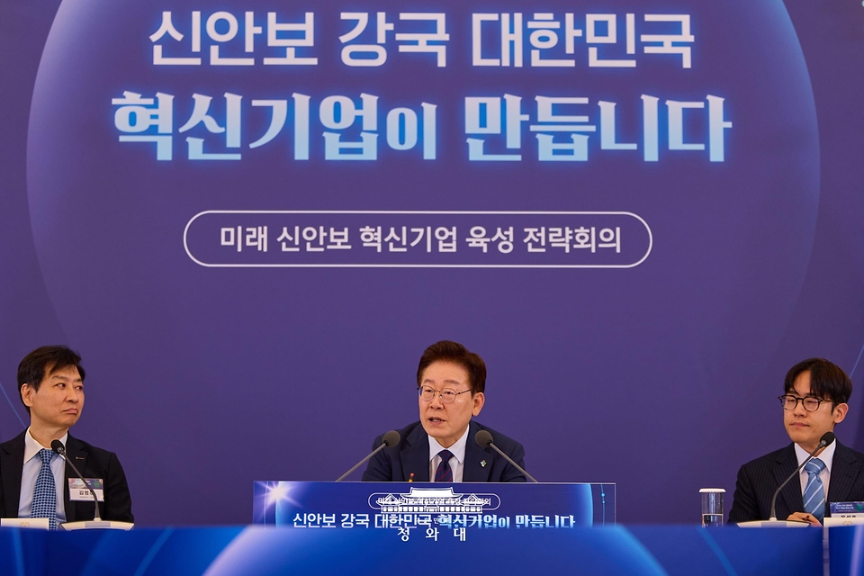 이재명 대통령이 6월 26일 청와대에서 열린 '미래신안보 혁신기업 육성전략' 회의에서 발언하고 있다.