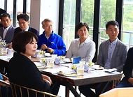 송미령 농림축산식품부 장관이 6월 25일 곡성군 죽곡면을 찾아 현장 간담회를 개최하고 농어촌 기본소득 활용 사례와 지역공동체 활성화 추진 상황을 점검하고 있다. 이후 고달면을 방문해 현장의 불편사항을 청취하고 주민들과 소통의 시간을 갖고 있다.