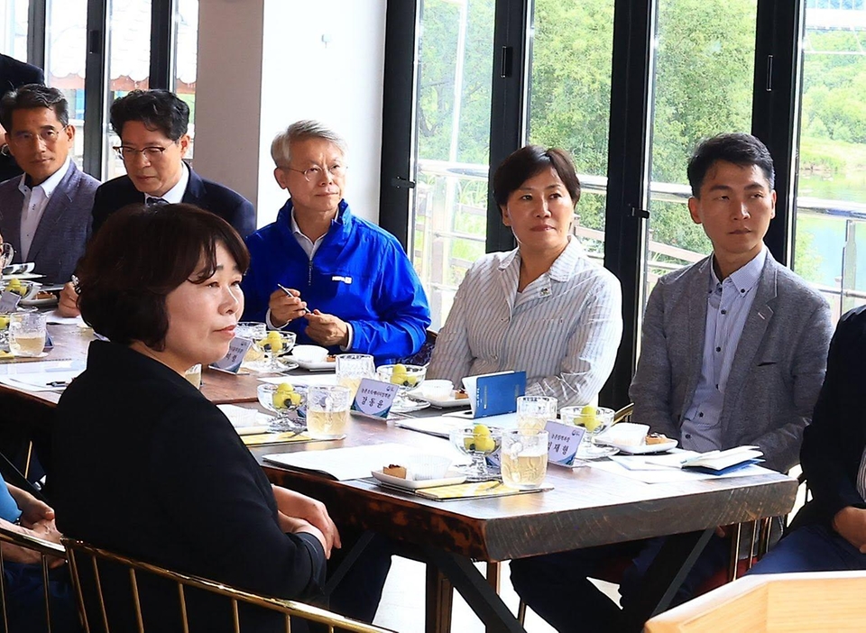 송미령 농림축산식품부 장관이 6월 25일 곡성군 죽곡면을 찾아 현장 간담회를 개최하고 농어촌 기본소득 활용 사례와 지역공동체 활성화 추진 상황을 점검하고 있다. 이후 고달면을 방문해 현장의 불편사항을 청취하고 주민들과 소통의 시간을 갖고 있다.