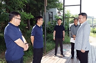 윤호중 행정안전부 장관이 6월 28일 경기도 양평군 광탄유원지를 방문해 여름철 물놀이 수상 안전관리 요원 배치 등 안전시설 관리실태 현장을 불시 점검하고 있다.