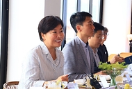 송미령 농림축산식품부 장관이 6월 25일 곡성군 죽곡면을 찾아 현장 간담회를 개최하고 농어촌 기본소득 활용 사례와 지역공동체 활성화 추진 상황을 점검하고 있다. 이후 고달면을 방문해 현장의 불편사항을 청취하고 주민들과 소통의 시간을 갖고 있다.